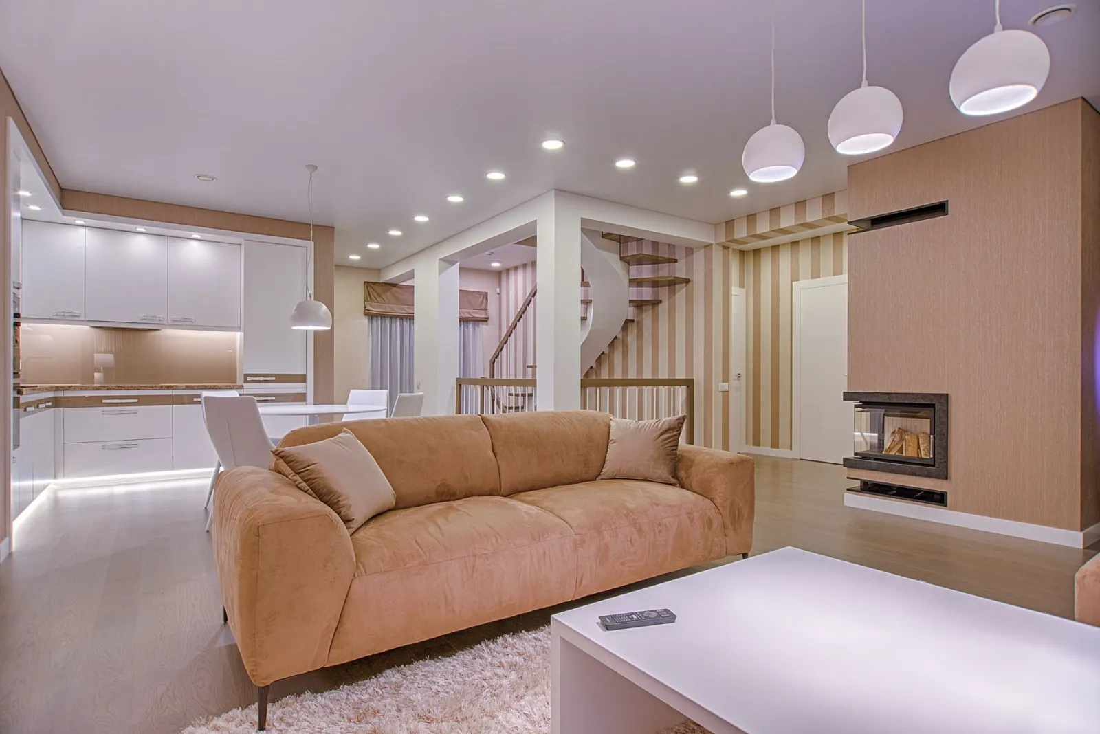 Illuminazione naturale casa: come aumentarla con specchi e colori