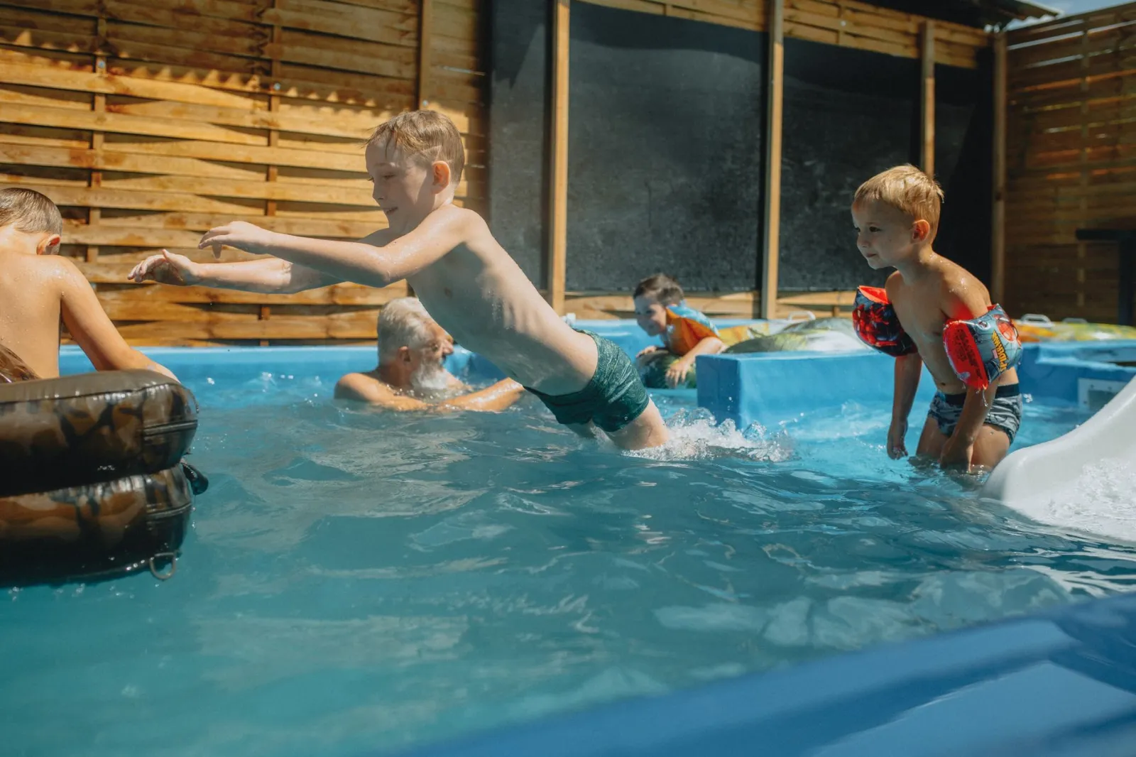 Piscina fuori terra: come scegliere e mantenerla pulita