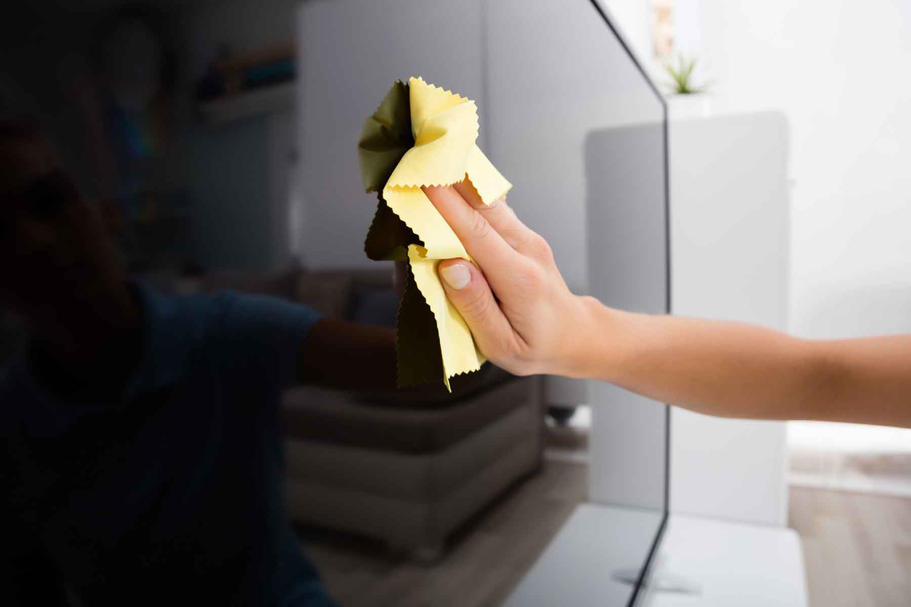 Come pulire lo schermo della TV: la guida completa per ogni tipo di tecnologia